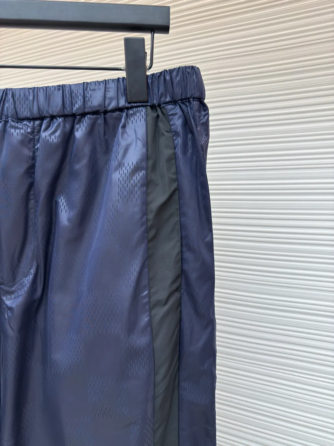 LOUIS VUITTON dark pattern checkerboard sweatpants ●Authentic product: 10800 purchase and development ●Item number: 1680589-A75 ●Fabric: nylon jacquard cloth ●Technology: fabric splicing ●Version: fitted version ●Weight: about 225 grams ●Size: 46-48-50-52 ●Description: Customized checkered technical nylon jacquard fabric, fine mesh, fabric splicing, customized 1:1 zipper Trademark, the overall wiring is straight and delicate, the fabric is comfortable and soft, the color is consistent and there is no color difference. It can be matched with the same style to create a fashionable look and control various occasions. Customized accessories, complete with three labels, same style for men and women!